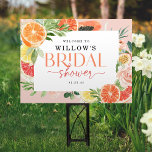 Cartel Rótulo del yard de bienvenida de la ducha de la no<br><div class="desc">Saluda a tus invitados de la ducha de novia con este hermoso cartel de jardín. Este diseño de cítricos tropicales cuenta con fuentes modernas y elegantes (que cambian con facilidad los colores) y un ramo de flores de colores y cítricos tropicales como limón, lima, naranja, pomelo y papaya. ... Vea...</div>