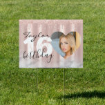 Cartel Sleek Moda 16th Birthday Photo Script Pink Yard<br><div class="desc">Moda elegante 16º cumpleaños Foto guión Rosa Oro elegante Rótulo de yard</div>