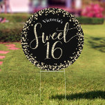 Cartel Sweet 16 Black Modern Gold Purpurina Birthday Yard<br><div class="desc">"Feliz dulce 16". Anunciar al mundo que tu hija ha llegado a su cumpleaños. Todos los que pasen por allí no podrán perderse este impresionante, sencillo, festivo, moderno, personalizado símbolo de patio redondo. La tipografía del guión de purpurina dorado y el confetti superponen un fondo negro. Personalice el texto del...</div>