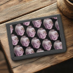 Cartera De 3 Hojas Añadir tu foto de cabeza flotante - Negro de patró<br><div class="desc">Un archivo png con la cabeza recortada funciona mejor. Una cabeza flotante hace de esto un diseño divertido y festivo para un regalo. Si tienes las habilidades,  también puedes reemplazar esta foto con tu foto.</div>