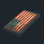 Cartera De 3 Hojas Bandera norteamericana vintage y rota<br><div class="desc">Este diseño único presenta la bandera de los Estados Unidos con un efecto envejecido y desgastado. Grandes arañazos y motas cubren el patrón americano, lo que le da un aspecto vintage. Las texturas duras ayudan a crear un diseño de bandera resistente que es una manera elegante de mostrar tu patriotismo....</div>