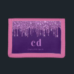 Cartera De 3 Hojas Chica de nombres de purpurinas rosados morados<br><div class="desc">Un fondo violeta profundo con elegantes goteos en purpurina de imitación violeta,  pinturas de goteo. Texto de color rosa. Personalice y agregue sus iniciales de monograma y su nombre.</div>