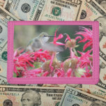 Cartera De 3 Hojas Colibrí en flores de vuelo y rosa<br><div class="desc">¡Para los aficionados al colibrí y a la naturaleza! Asegure dinero y tarjetas de crédito con esta billetera que muestra la foto de un colibrí sobre flores rosas. Seleccione el color de la cartera.</div>