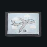 Cartera De 3 Hojas Diseño de viaje del niño con nombre en avión azul<br><div class="desc">Este diseño de billetera con temática de transporte incluye un avión de doodle dibujado a mano con un fondo de cielo azul y nubes, y puede ser personalizado con el nombre de su niño. ¡Perfecto para un avión y un chico amante de los viajes! Visita nuestra tienda para ver otros...</div>