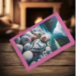 Cartera De 3 Hojas El corazón de Sarah junto al río<br><div class="desc">Una piedra en forma de corazón con el nombre de Sarah descansa sobre las rocas del río,  rodeadas de delicadas rosas rosadas.</div>