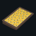 Cartera De 3 Hojas El panal de las abejas manosea el modelo de la<br><div class="desc">Este diseño dulce del modelo de la abeja muestra abejas sobre una luz, fondo de oro-amarillo brillante del panal. Las abejas amarillas y negras tienen alas blanco-azules del hilo de araña. Se están arrastrando sobre el panal dentro de su colmena. Esta original, naturaleza - el diseño inspirado es perfecto para...</div>