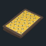 Cartera De 3 Hojas El panal de las abejas manosea el modelo de la<br><div class="desc">Este diseño dulce del modelo de la abeja muestra abejas sobre una luz, fondo de oro-amarillo brillante del panal. Las abejas amarillas y negras tienen alas blanco-azules del hilo de araña. Se están arrastrando sobre el panal dentro de su colmena. Esta original, naturaleza - el diseño inspirado es perfecto para...</div>
