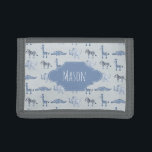 Cartera De 3 Hojas El primer patrón de safari azul de la billetera de<br><div class="desc">Esta adorable billetera para niños tiene una jirafa de color azul acuático, un elefante, un patrón de cocodrilo y cebra y tiene un lugar para que añadas el nombre de tu pequeño. ¡Perfecto para la primera billetera de tu bebé! Mira el resto de nuestra colección para otros animales de safari...</div>