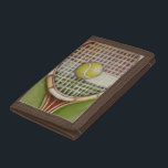 Cartera De 3 Hojas Estafa de tenis con la bola que pone en corte<br><div class="desc">Disfrute de un poco tenis con esta escena pintada por Ethan Harper. Una estafa bien cosida con una bola que se sienta en el centro,  usted apenas quiere cogerlo,  dirige a su corte local y juega a un juego. ¡Compre su copia de esta impresión hoy!</div>