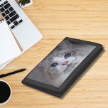Cartera De 3 Hojas Foto Mascota personalizada Mejor gato de Ragdoll<br><div class="desc">Este diseño presenta una hermosa foto de un gato de Ragdoll de ojos azules y una tipografía negra. Puedes reemplazar la foto con una imagen de tu propio gato o gatito. El texto de ejemplo - Mejor Ragdoll jamás - se puede editar en palabras de su elección y también se...</div>