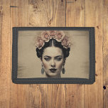 Cartera De 3 Hojas Frida Kahlo - Artista retro surrealista<br><div class="desc">Eleva tu estilo con la billetera Frida Kahlo,  una fusión de encanto vintage y arte moderno. Con arte surrealista de doble exposición sobre papel rajado,  es un accesorio único para almas artísticas audaces. Manténganse organizados mientras llevan un comunicado que celebra la individualidad.</div>