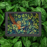 Cartera De 3 Hojas Graceful Pheasant de William Morris - Vintage<br><div class="desc">Sumérjase en un reino de elegancia atemporal con nuestra cartera de Pheasant Trifold, que exhibe obras de arte antiguas de William Morris y John Dearle. Abran el encanto de la maestría artística y la sofisticación mientras llevan un trozo de historia en el bolsillo. Inspirada en la belleza de la naturaleza,...</div>