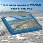 Cartera De 3 Hojas La felicidad llega en los mares de olas el día<br><div class="desc">La felicidad viene en OLAS... ¡SEAS el día! Las olas que rompen en la costa y los cargueros oceánicos que se encuentran en el horizonte lejano son una vista común, pero hermosa, del océano desde Fort Lauderdale Beach Florida. Es un paisaje marino de arena, mar y surf capturado en estas...</div>