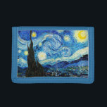 Cartera De 3 Hojas La noche estrellada de Vincent Van Gogh<br><div class="desc">La pintura está dominada por un cielo nocturno lleno de luna y estrellas. Toma las tres cuartas partes del plano de la imagen y parece turbulento, incluso agitado, con unos patrones que giran intensamente y parecen rodar a través de su superficie como olas. Está acribillada con orbes brillantes —incluyendo la...</div>