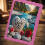 Cartera De 3 Hojas La puesta de sol del río de piedras del corazón de<br><div class="desc">Una piedra blanca en forma de corazón con el nombre de Karen inscrito en ella se sienta sobre las rocas del río cerca de un río que fluye y una puesta de sol.</div>
