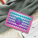 Cartera De 3 Hojas Líneas y nombre de color rosa rosa morado Verde az<br><div class="desc">Diseño moderno y personalizado de la billetera tripliega con líneas de zigzag plateado sobre fondo verde azulado/violeta/gradiente. El texto es totalmente personalizable.</div>