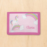 Cartera De 3 Hojas Magníficos Chicas personalizados de Rainbow Unicor<br><div class="desc">Una monedero de unicornio adorable con estrellas y un arco iris sobre un fondo rosa claro. Personaliza con su nombre para hacer un regalo divertido para una niña.</div>