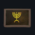 Cartera De 3 Hojas Menorah Flame<br><div class="desc">Una representación digital de la menorah judía de siete ramas (hebreo: מְ נ וֹ רָ ‎). La menorah de siete ramas, utilizada en el santuario portátil establecido por Moisés en el desierto y más tarde en el Templo en Jerusalén, ha sido un símbolo del judaísmo desde la antigüedad y es...</div>