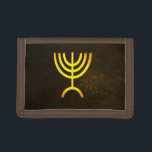 Cartera De 3 Hojas Menorah Flame<br><div class="desc">Una representación digital de la menorah judía de siete ramas (hebreo: מְ נ וֹ רָ ‎). La menorah de siete ramas, utilizada en el santuario portátil establecido por Moisés en el desierto y más tarde en el Templo en Jerusalén, ha sido un símbolo del judaísmo desde la antigüedad y es...</div>