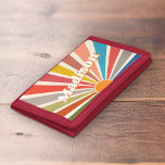 Cartera De 3 Hojas Moderno nombre retro personalizado divertido arcoi<br><div class="desc">Presentamos la cartera Custom Name con un moderno Ilustracion Retro Fun Vintage Rainbow Sun Burst. Esta cartera es una pieza única y personalizada que presenta un diseño vibrante y colorido de la explosión del sol, que recuerda a la estética retro de los años 60 y 70. El ilustracion en esta...</div>