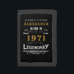 Cartera De 3 Hojas Nacido 50° cumpleaños personalizado, negro vintage<br><div class="desc">Una billetera personalizada para ese caballero de cumpleaños nacido en 1971 y que cumple 50 años. Añada el nombre a este diseño retro vintage de color negro, blanco y dorado para un regalo personalizado de 50 años. Edite fácilmente el nombre y el año con la plantilla proporcionada. Un maravilloso regalo...</div>