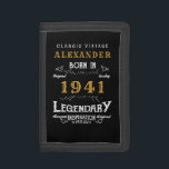 Cartera De 3 Hojas Nacido 80° cumpleaños 1941 de color negro vintage<br><div class="desc">Diseño de cartera personalizada para los nacidos en 1941 y 80 años. Añada el nombre a este diseño retro vintage de color negro, blanco y dorado para un regalo personalizado de 80 años. Edite fácilmente el nombre y el año con la plantilla proporcionada. Un maravilloso regalo de cumpleaños negro personalizado....</div>