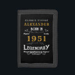 Cartera De 3 Hojas Nacido en el 70° cumpleaños 1951, negro vintage<br><div class="desc">Diseño de cartera personalizada para los nacidos en 1951 y 70 años. Añada el nombre a este diseño retro vintage de color negro, blanco y dorado para un regalo personalizado de 70 años. Edite fácilmente el nombre y el año con la plantilla proporcionada. Un maravilloso regalo de cumpleaños negro personalizado....</div>