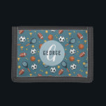 Cartera De 3 Hojas Niños Monograma Deportes Guay Niños<br><div class="desc">Este moderno y moderno diseño monocasco de niños presenta un patrón de ilustracion deportivo,  con fútbol,  baloncesto,  raqueta de tenis y trofeos,  y puede ser personalizado con el nombre de su niño y su tipografía deportiva inicial. ¡El regalo monogramado perfecto para cualquier amante del deporte!</div>
