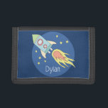 Cartera De 3 Hojas Patrón y nombre del espacio de los buques de cohet<br><div class="desc">Esta preciosa billetera infantil presenta un hermoso y colorido barco de cohetes dibujado a mano en el espacio exterior. El diseño también incluye un lugar para que añadas el nombre de tus hijos. Perfecto para cualquier niño o pequeño.</div>
