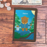 Cartera De 3 Hojas Pesca de la billetera para niños de oso marrón con<br><div class="desc">Esta mona de niños adorable con un oso marrón de pescadores hará de un estudiante divertido durante la temporada de vacaciones . También hace un gran regalo para un cumpleaños . Personalízalo con el nombre del niño utilizando la plantilla proporcionada. © ArianeC Ilustraciones-Todos los derechos reservados</div>
