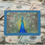 Cartera De 3 Hojas Pluma de plumas de pavo real azul<br><div class="desc">Seguro de dinero y tarjetas de crédito con esta billetera que muestra la foto de un hermoso Peacock azul con colorido desplome de fantasía. Seleccione el color de la cartera.</div>
