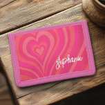 Cartera De 3 Hojas Psicodelia Calligrafía del corazón Psicodelic Nomb<br><div class="desc">Un patrón cardíaco funky con rosa pastel y rojos. El guión moderno añade un toque divertido y moderno a este diseño retro. Añade tu nombre o borra el texto para un divertido diseño de niñita. El nombre es un guión de moda de gran tamaño blanco. Si hace clic en el...</div>