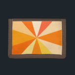 Cartera De 3 Hojas Rayos geométricos enrrollados modernos 60s del<br><div class="desc">Esta cadera,  diseño retro del arte pop 60s-inspired tiene los rayos/resplandores solares anaranjados psicodélicos que tiran hacia fuera en un modelo geométrico. Este enrrollado,  minimalista,  el diseño ultra-MOD tiene doce rayos en sombras diversas del naranja. Es maravilloso,  bebé.</div>