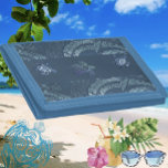 Cartera De 3 Hojas Tapa hawaiano y billetera honu<br><div class="desc">La belleza y el encanto de las islas hawaianas no conocen fronteras. Es un lugar y una cultura amados por millones de personas en todo el mundo. ¡Llena tu casa con Aloha! Mi tienda cuenta con varios diseños hawaianos, incluyendo edredones contemporáneos hawaianos, tapas tradicionales, impresiones temáticas de camisas Aloha y...</div>