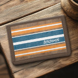 Cartera De 3 Hojas Tiras de Surfboard Vintage - Suave fondo de madera<br><div class="desc">Un diseño de rayas de colores retro en azul y naranja sobre un fondo falso de madera. Un diseño vintage de rayas de surf con un toque playero y surfista. Agrega tu nombre o monograma para hacer de esto un elemento personal que destacará entre tus amigos. El nombre es un...</div>