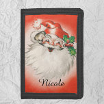 Cartera De 3 Hojas Vintage Christmas, Jolly Retro Santa Claus de los<br><div class="desc">Ilustracion de época Diseño navideño de Feliz Navidad con un alegre Santa Claus. El Viejo San Nick tiene una gran barba blanca esponjosa y lleva puesto un tradicional gorra peludo decorado con hojas y bayas huecas. Su cara de risa aparece en un fondo rojo brillante. Un divertido ambiente retro kitsch...</div>