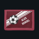 Cartera deportiva deportiva deportiva de fútbol ro<br><div class="desc">Este diseño deportivo tiene un fondo burdeos rojo con rayas diagonales blancas. También tiene una pelota de fútbol y permite la personalización con un nombre.</div>
