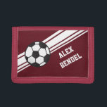 Cartera deportiva deportiva deportiva de fútbol ro<br><div class="desc">Este diseño deportivo tiene un fondo burdeos rojo con rayas diagonales blancas. También tiene una pelota de fútbol y permite la personalización con un nombre.</div>