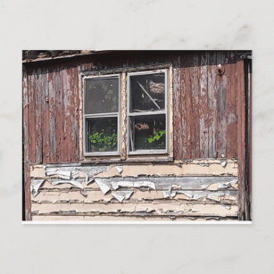 casa abandonada con flores en la postal de la vent