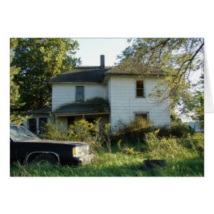 Casa abandonada y auto en la zona rural de Iowa