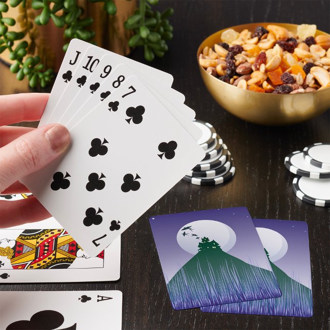 Casa Amarrada En Una Colina De Cartas Para Jugar. (Subido por el creador)