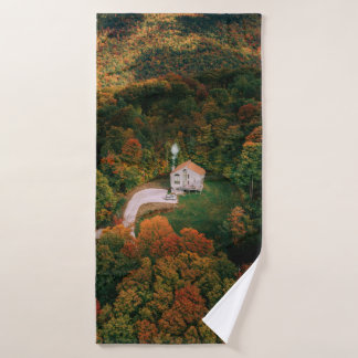 CASA BLANCA Y MARRÓN RODEADA DE ÁRBOLES