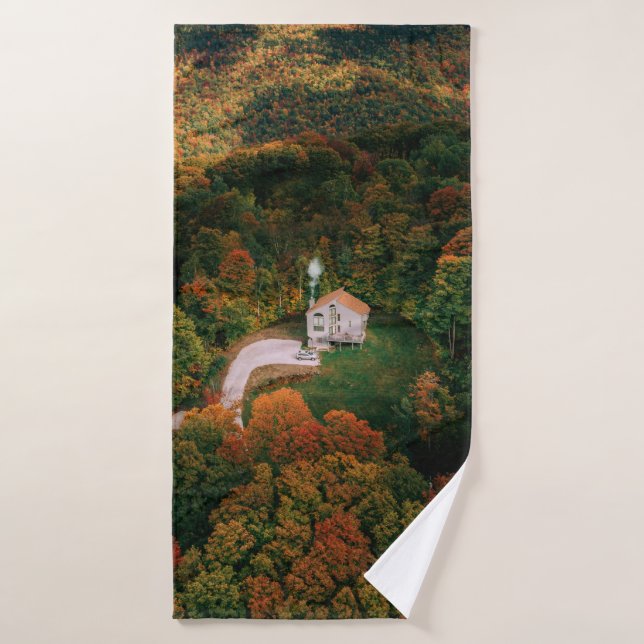 CASA BLANCA Y MARRÓN RODEADA DE ÁRBOLES (Toalla de baño)