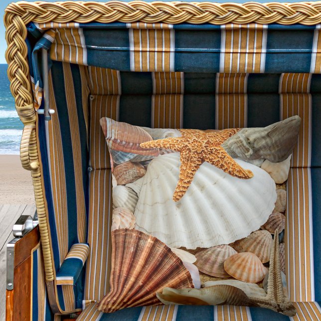 Casa costera con conchas y almohadas (A modern design beach house pillow featuring shells and starfish)