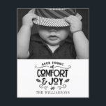 Casa de campo moderna | Tarjeta de presupuesto en<br><div class="desc">Casa de campo moderna | Tarjeta de Navidades de presupuesto de fotos de vacaciones en blanco y negro - Qué bonita manera de enviar sus saludos de vacaciones este año. La tarjeta de navidades muestra su hermosa foto con tipografía escrita a mano que lee Good Tidings of "Comfort & Joy"....</div>