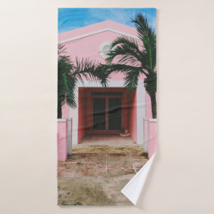 CASA DE CONCRETO ROSA Y BLANCA CERCA DE ÁRBOLES VE