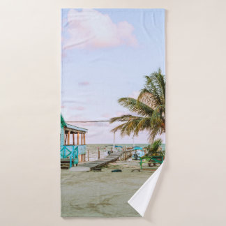 CASA DE MADERA AZUL CERCA DEL CUERPO DE AGUA