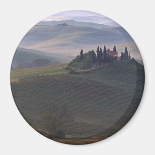 Casa en la Toscana en el imán de la niebla matutin