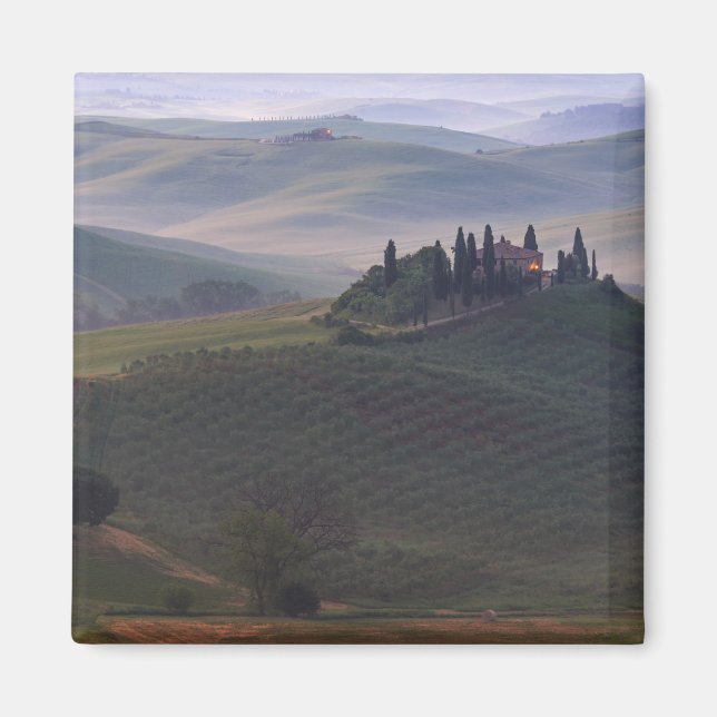 Casa en la Toscana en el imán matutino de niebla (Frente)