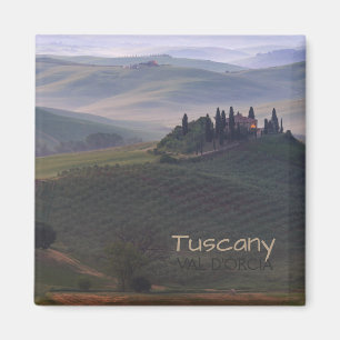 Casa en Toscana en el imán del texto de la niebla